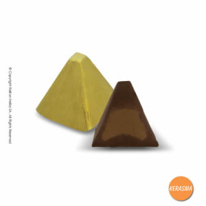 Κεράσματα τυλιχτά, σε σχήμα πυραμίδα, με σοκολάτα γάλακτος και γέμιση πραλίνας αμυγδάλου.