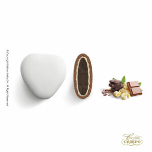 Τριπλή σοκολάτα, πυρήνας υγείας και λευκής σοκολάτας με επικάλυψη σοκολάτας γάλακτος και λεπτή επίστρωση ζάχαρης σε μοναδικό σχήμα καρδιάς σε λευκό χρώμα.