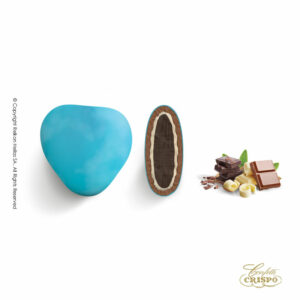 Τριπλή σοκολάτα, πυρήνας υγείας και λευκής σοκολάτας με επικάλυψη σοκολάτας γάλακτος και λεπτή επίστρωση ζάχαρης σε μοναδικό σχήμα καρδιάς σε ανοιχτό μπλε χρώμα.