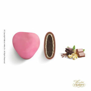 Τριπλή σοκολάτα, πυρήνας υγείας και λευκής σοκολάτας με επικάλυψη σοκολάτας γάλακτος και λεπτή επίστρωση ζάχαρης σε μοναδικό σχήμα καρδιάς σε ροζ χρώμα.