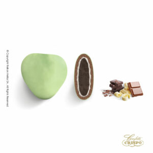 Τριπλή σοκολάτα, πυρήνας υγείας και λευκής σοκολάτας με επικάλυψη σοκολάτας γάλακτος και λεπτή επίστρωση ζάχαρης σε μοναδικό σχήμα καρδιάς σε ανοιχτό πράσινο χρώμα.